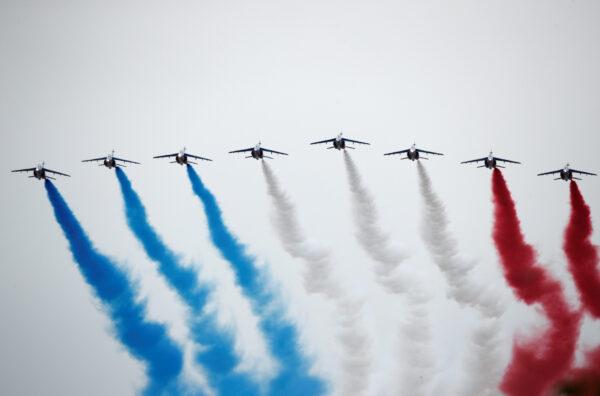 Alpha jets from the French Air Force Patrouille de France fly forming the colours of the French flag during the Bastille Day celebrations on Place de la Concorde in Paris, France, on July 14, 2020. (Benoit Tessier/Reuters)