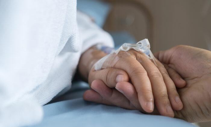 Couple of 69 Years With Terminal Cancer Clutch Hands, Share Final Goodbye in Hospital