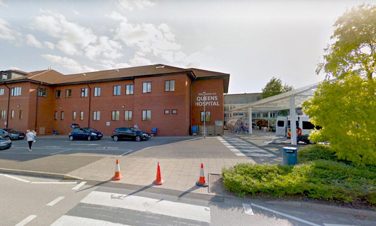 Queen's Hospital Burton in Burton on Trent, Staffordshire, England (Screenshot/<a href="https://www.google.com/maps/@52.8187308,-1.6572383,3a,90y,199.45h,89.07t/data=!3m6!1e1!3m4!1sFIEjP2Ra_hMUlua_n-V_zQ!2e0!7i13312!8i6656">Google Maps</a>)