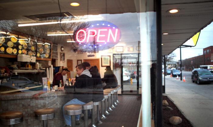 Chicago Eases COVID-19 Restrictions, Boosts Restaurant Capacity to 50 Percent