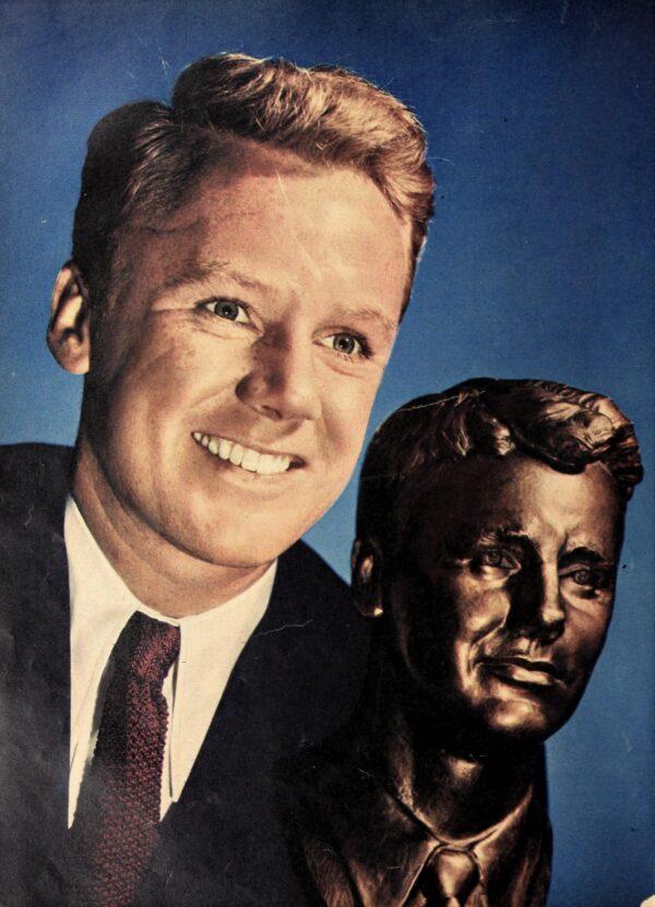 Van Johnson with a bust of himself, 1946. (Public Domain)