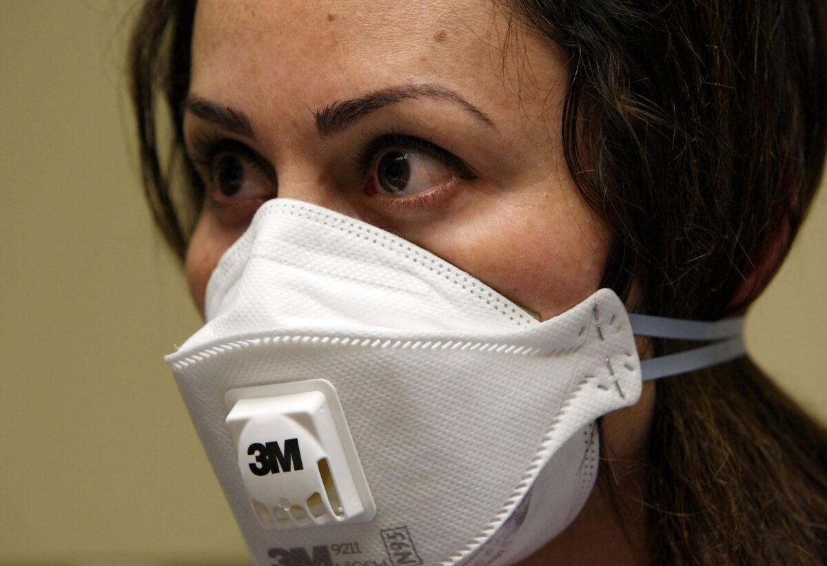 A nurse wears a N95 respiratory mask during a training session in Oakland, Calif., on April 28, 2009. (Justin Sullivan/Getty Images)