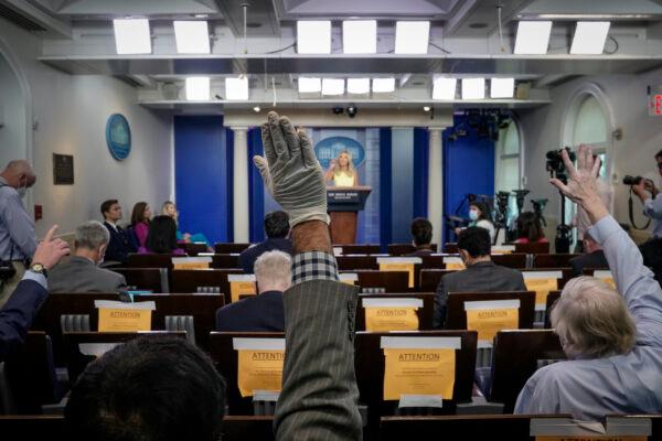 A reporter wears a rubber glove during a press briefing with White House Press Secretary Kayleigh McEnany at the White House in Washington, on July 16, 2020. (Drew Angerer/Getty Images)