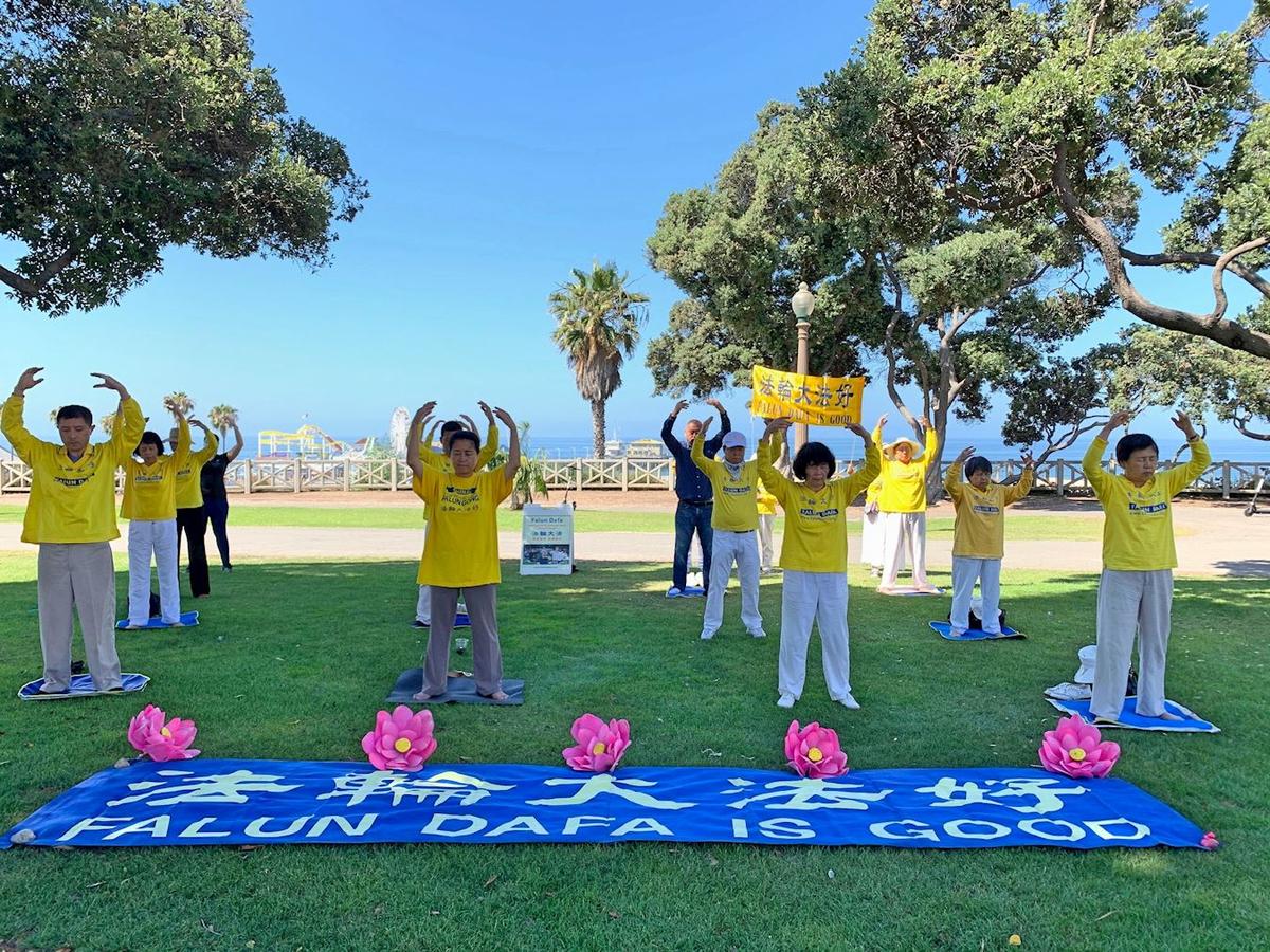 Falun Gong practitioners performed the meditative exercises and told passersby about the ongoing persecution at Santa Monica Pier, in Los Angeles, on July 12, 2020. (<a href="https://en.minghui.org/html/articles/2020/7/16/185893.html">Minghui</a>)