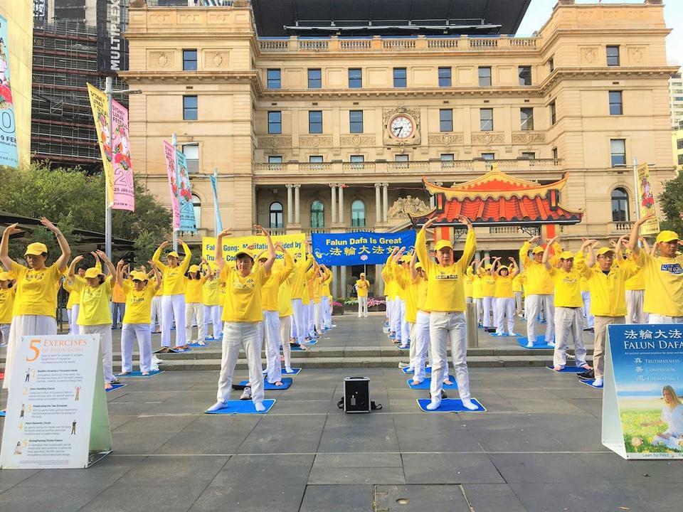 Demonstration of the Falun Gong exercises in front of the historic Customs House in downtown Sydney on Jan. 31, 2020. (<a href="https://en.minghui.org/html/articles/2020/2/6/183114.html">Minghui</a>)