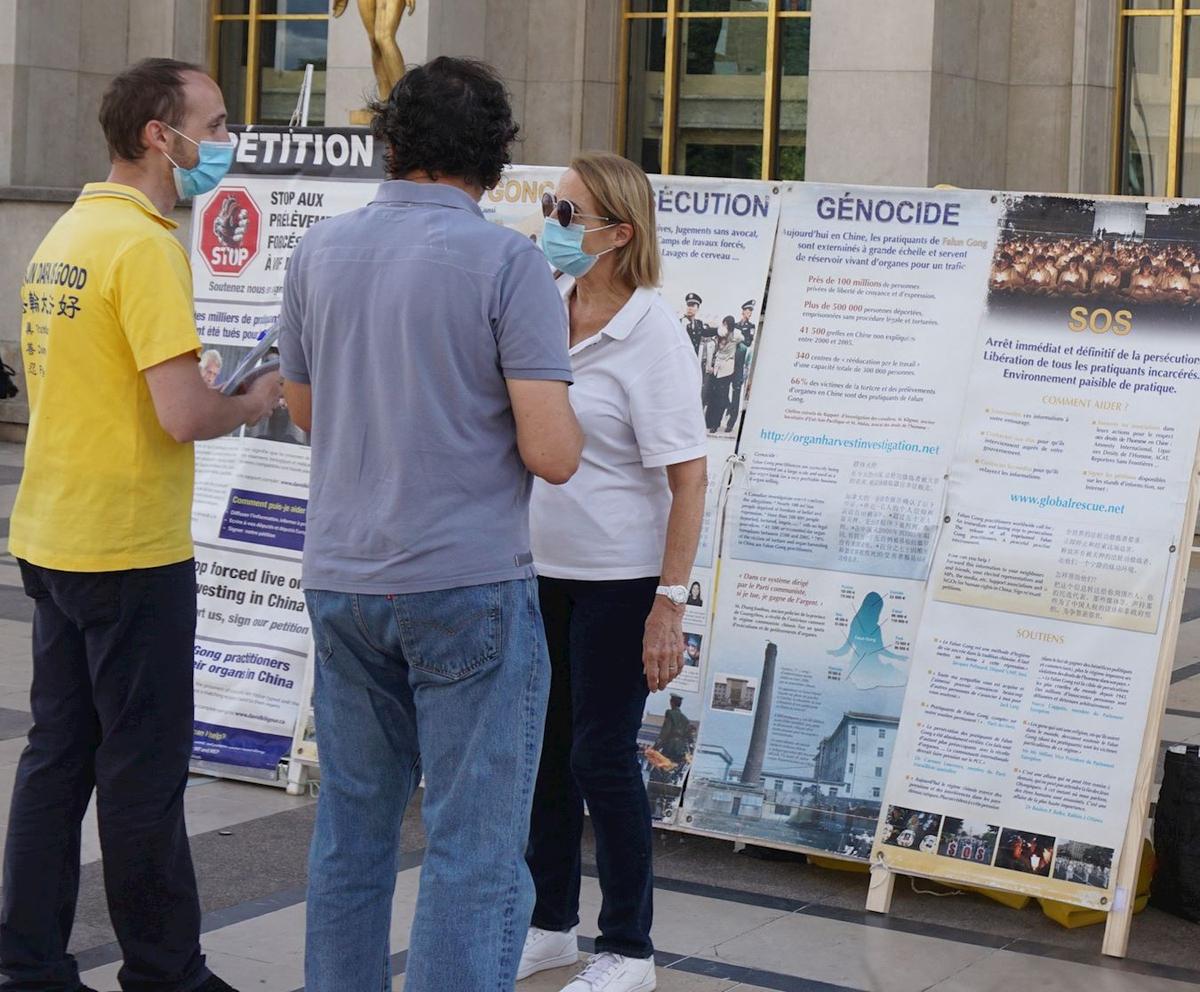Tourists learn about the persecution at Human Rights Plaza in Paris on June 28, 2020. (<a href="https://en.minghui.org/html/articles/2020/7/7/185786.html">Minghui</a>)