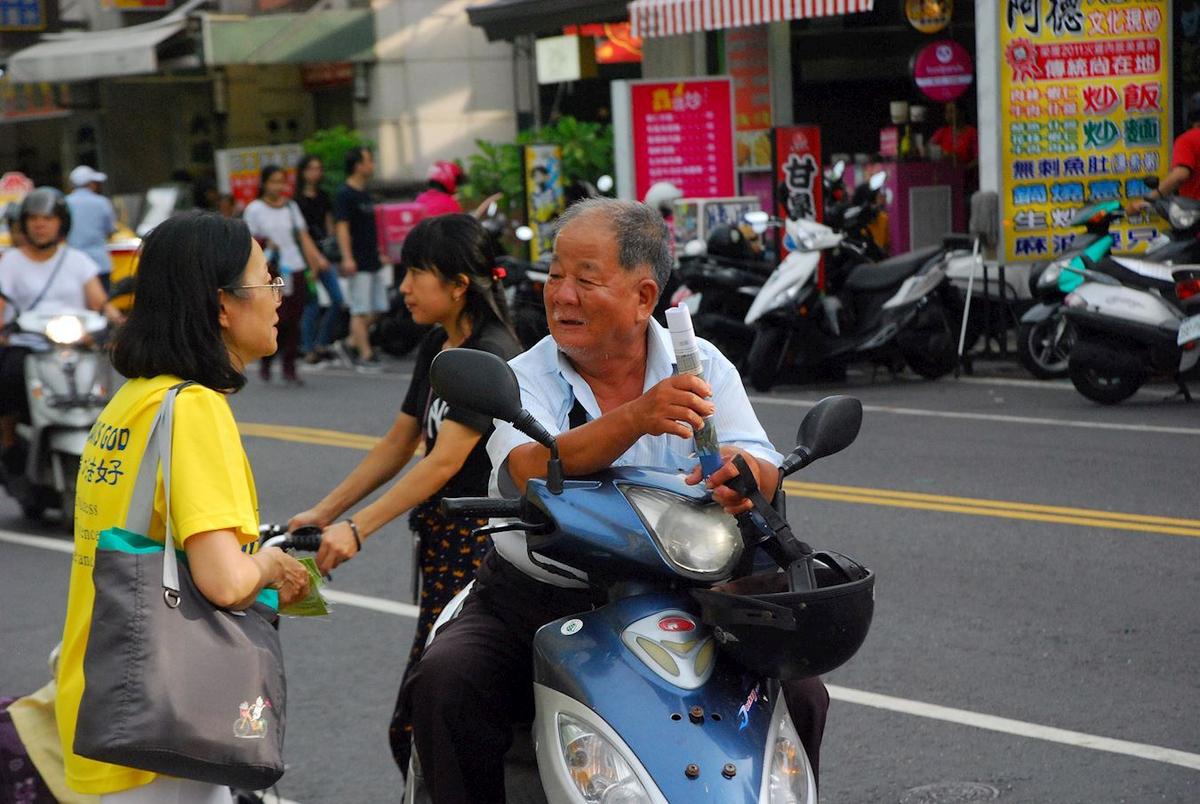 Sharing information about the persecution with a motorist in Chiayi City, Taiwan, on July 11, 2020. (<a href="https://en.minghui.org/html/articles/2020/7/15/185887.html">Minghui</a>)