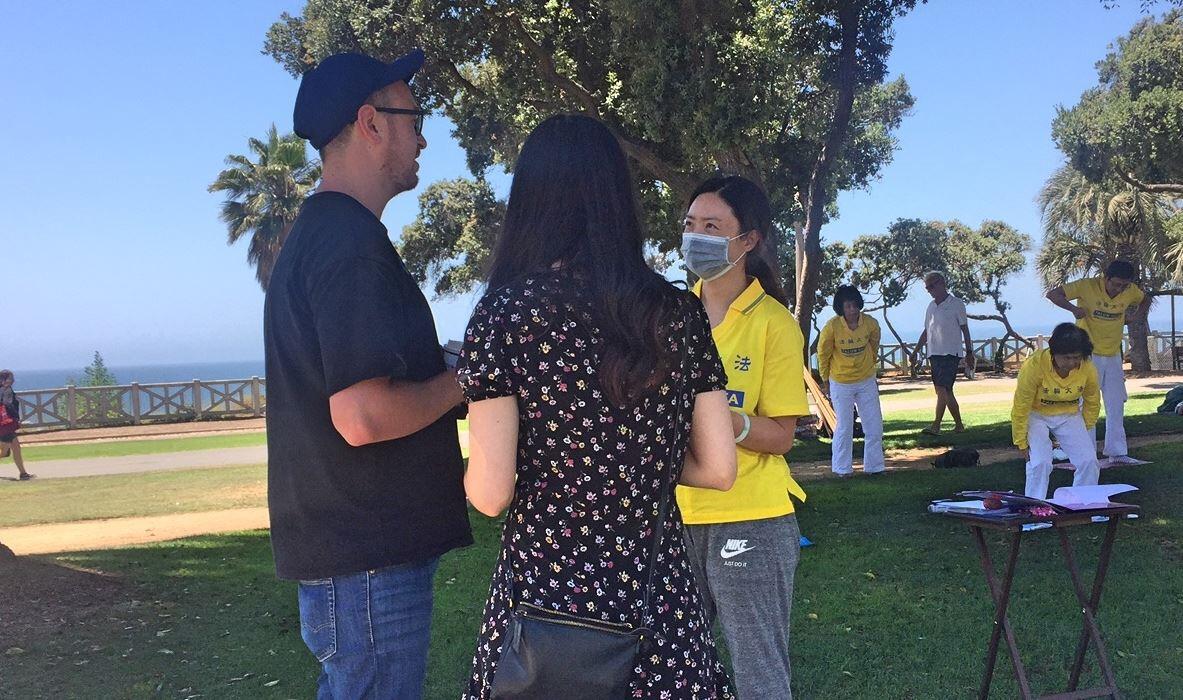 Informing people about the persecution on July 12, 2020, in Los Angeles. (<a href="https://en.minghui.org/html/articles/2020/7/16/185893.html">Minghui</a>)