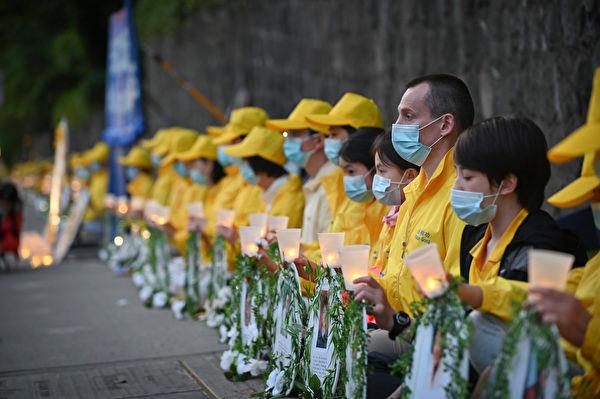 The candlelight vigil in front of the Chinese Consulate in Vancouver on July 10, 2020. (<a href="https://en.minghui.org/html/articles/2020/7/17/185910.html">Minghui</a>)