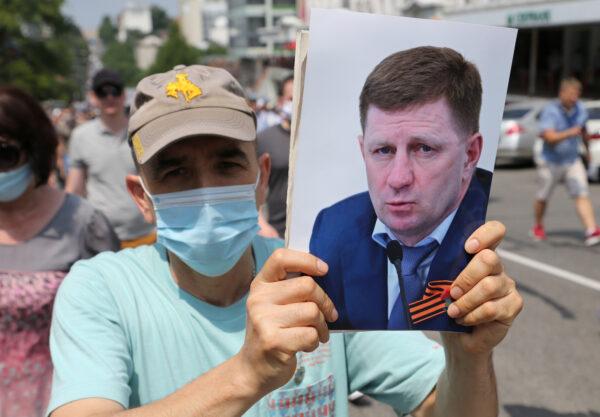 A man wearing a protective face mask takes part in a rally in support of arrested regional governor Sergei Furgal who is accused of organising the murder of several entrepreneurs 15 years ago, in Khabarovsk, Russia on July 18, 2020. (Evgenii Pereverzev/Reuters)