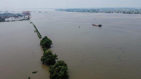 An aerial view shows the swollen Yangtze River in Jiujiang, in China's central Jiangxi Province on July 17, 2020. (HECTOR RETAMAL/AFP via Getty Images)