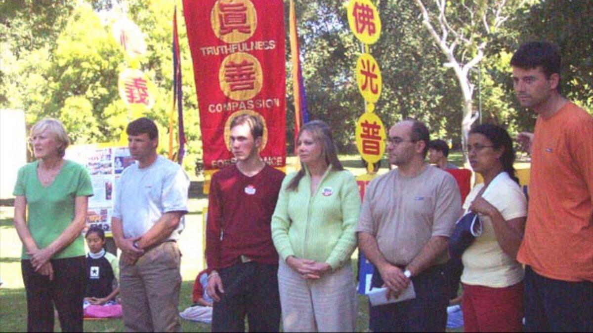 Australian Falun Dafa practitioners speak with the media in Melbourne on March 8, 2002. (Courtesy of minghui.org)