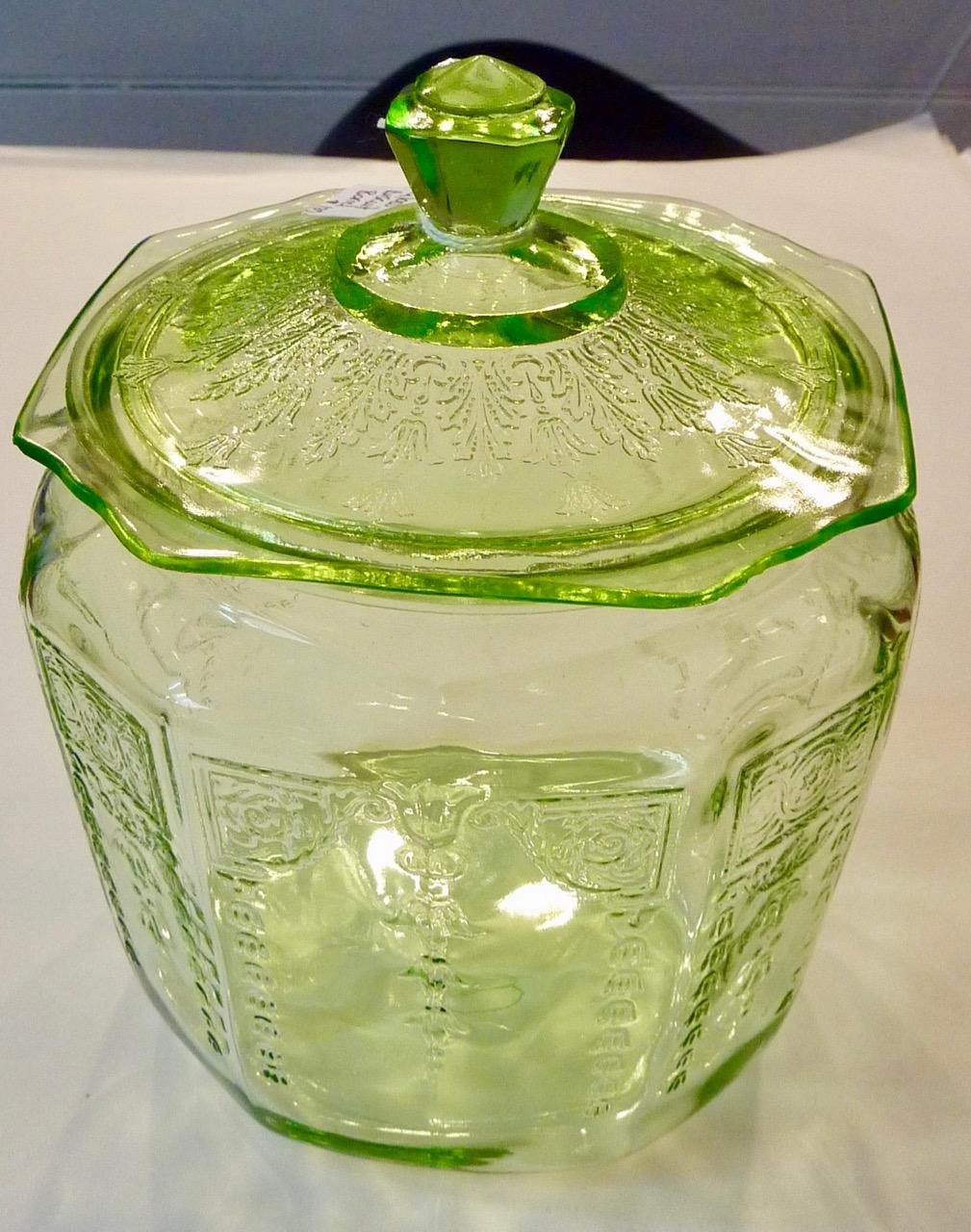 (<a href="https://commons.wikimedia.org/wiki/File:Depression_Glass_Biscuit_Barrel.jpg#/media/File:Depression_Glass_Biscuit_Barrel.jpg">Tangerineduel</a>/CC BY-SA 4.0)