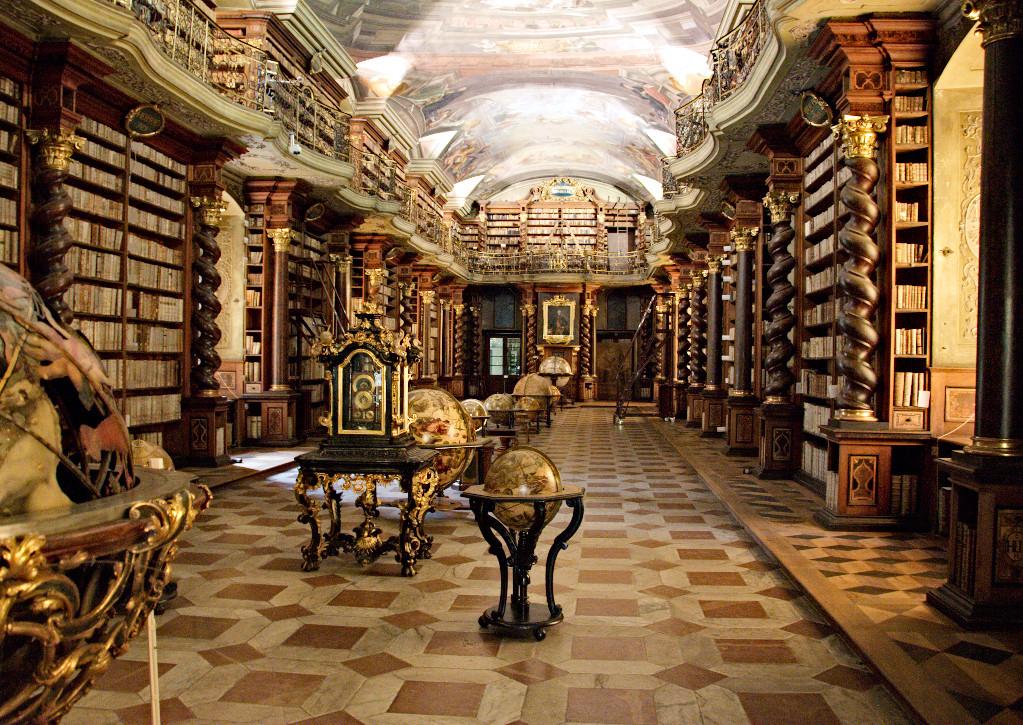 The baroque library hall of the Klementinum in Prague's old town, Czech Republic. (<a href="https://commons.wikimedia.org/wiki/File:Clementinum_library2.jpg">Bruno Delzant</a>/CC BY 2.0)