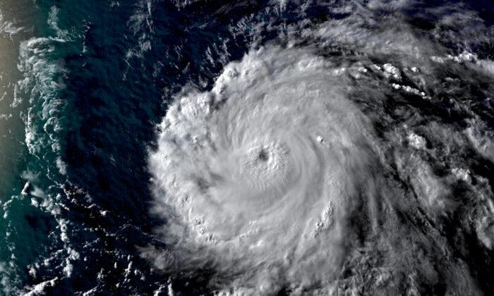 Hurricane Douglas Rapidly Intensifies Into a Major Hurricane as It Moves Toward Hawaii