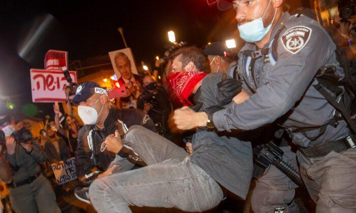 Israeli Police Use Water Cannons on Protesters, Arrest 55