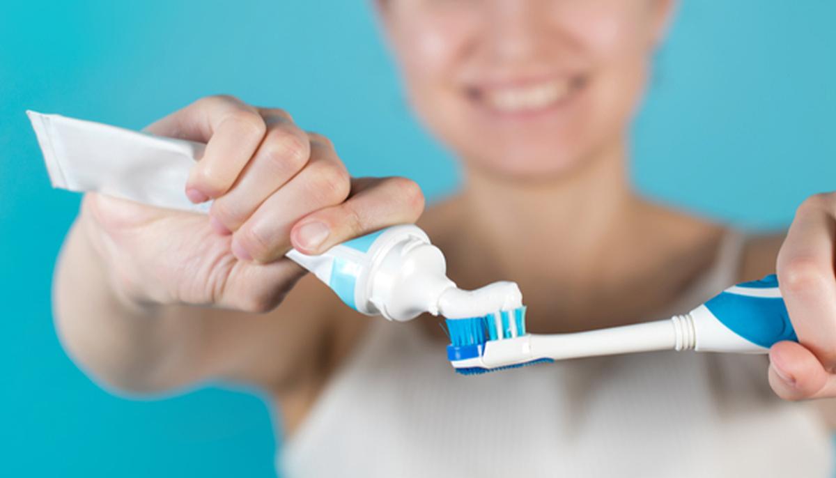 5 Ways of Squeezing Toothpaste That Give Insight Into Your Personality–Where Do You Squeeze From?