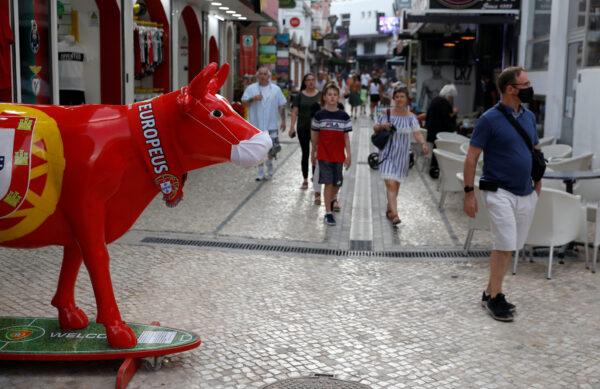 Tourists walk during the coronavirus disease (COVID-19) pandemic in downtown Albufeira, Portugal, on July 20, 2020. (Rafael Marchante/Reuters）