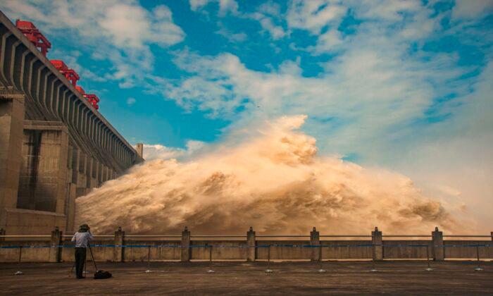 Cracks and Structure Problems in Three Gorges Dam; Xi Sends Veiled Message; Third Wave Hits Chongqing