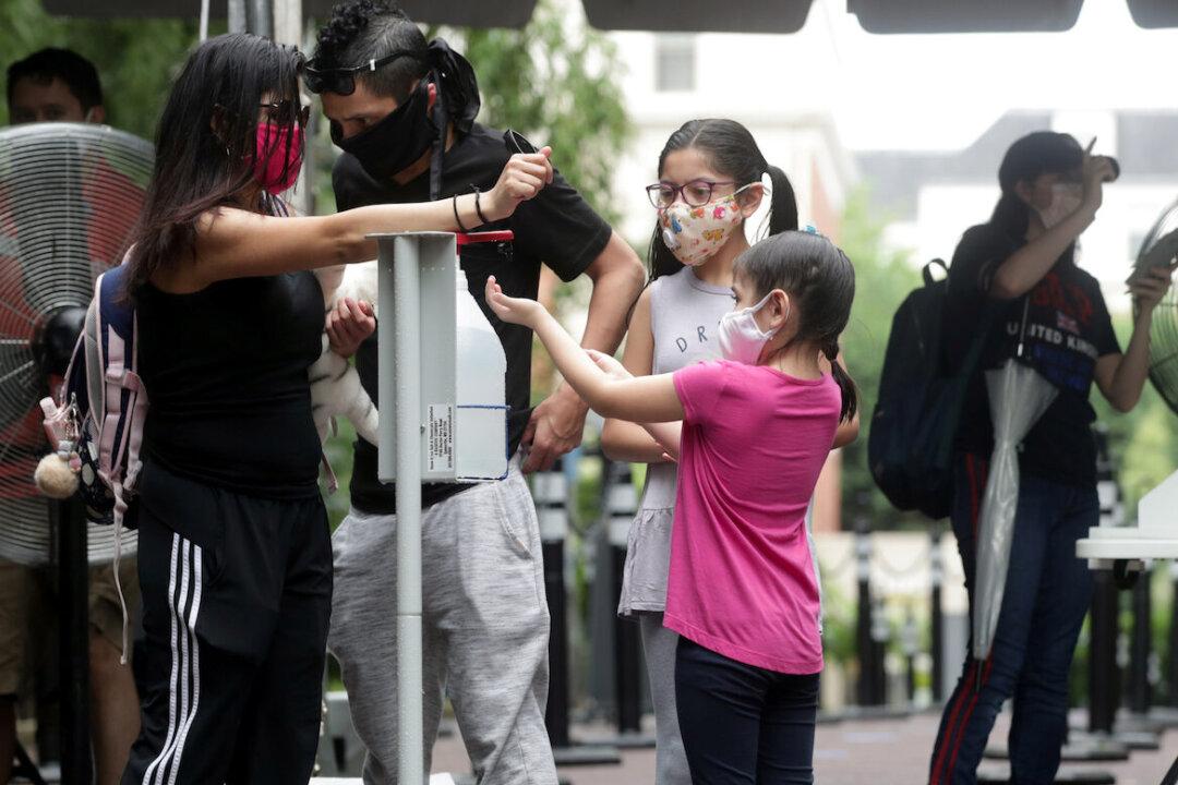 US Records 1,000 COVID-19 Deaths for Fourth Day, Some Progress Seen