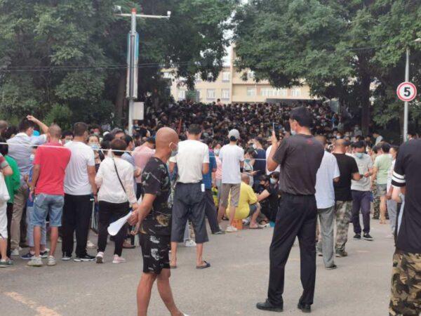 Residents crowding in front of a testing site in Dalian, China on July 27, 2020. (Provided to The Epoch Times by interviewee)