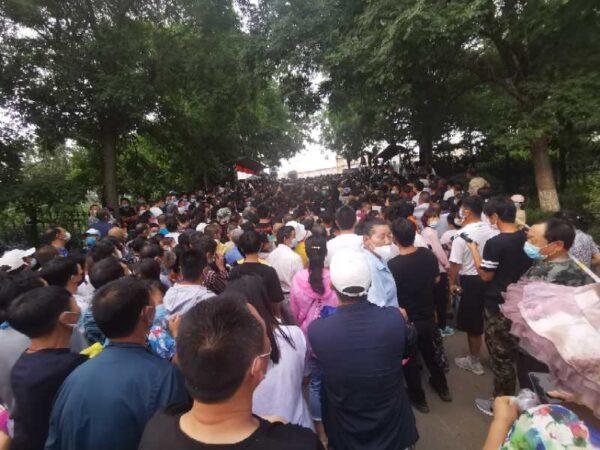 Residents crowding in front of a COVID-19 testing site in Dalian, China on July 27, 2020. (Provided to The Epoch Times by interviewee)