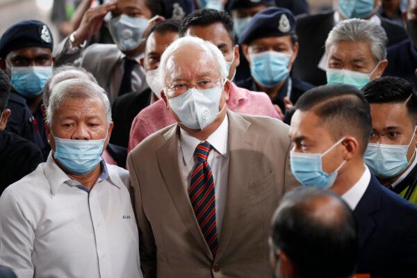 Former Malaysian Prime Minister Najib Razak, center, wearing a face mask with his supporters arrives at a courthouse in Kuala Lumpur, Malaysia, on July 28, 2020. (Vincent Thian/AP)