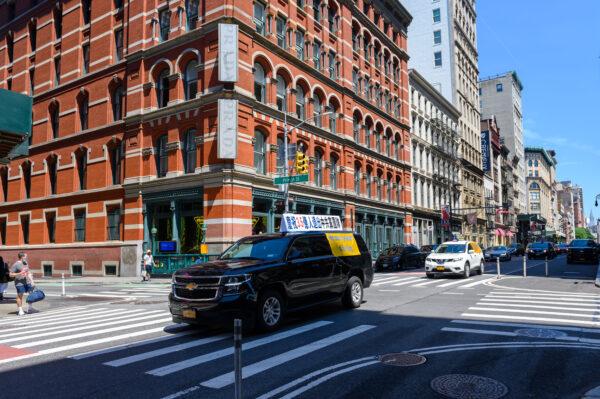 Falun Gong practitioners tour around New York in a car parade to commemorate the 21st year of the persecution in China, on July 18, 2020. (Pan Jun/The Epoch Times)