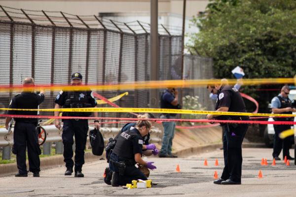 Chicago Police investigate at the 25th District station on the Northwest Side after several officers were shot outside the station, Chicago, on July 30, 2020. (Ashlee Rezin Garcia/Chicago Sun-Times via AP)