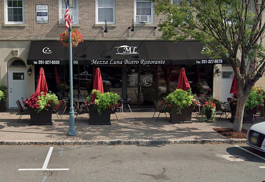 Allendale, New Jersey, restaurant Mezza Luna Bistro. (Screenshot/<a href="https://www.google.com/maps/@41.0306379,-74.1293648,3a,40.1y,16.45h,84.54t/data=!3m6!1e1!3m4!1sA0xHGVdxrPHINPImsPLi0w!2e0!7i16384!8i8192">Google Maps</a>)