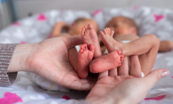 Mom-to-Be With Infection Rejects Doctors’ Advice to Abort Twins, Gives Birth to 2 Healthy Boys
