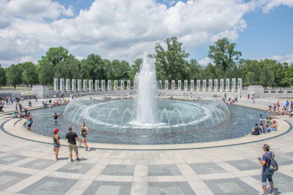 Americans lost 400,000 fighting in World War II, a sacrifice that seems forgotten today. The World War II Memorial in Washington, July 2017. (MusikAnimal CC BY-SA 4.0)