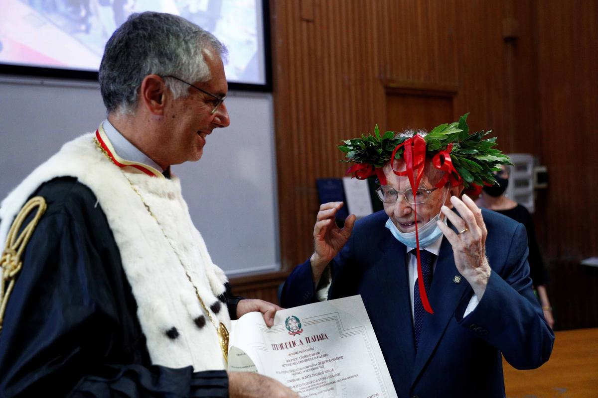 Giuseppe Paterno, 96, completed his undergraduate degree in history and philosophy. (Guglielmo Mangiapane/REUTERS)