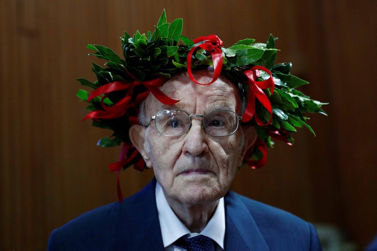 Giuseppe Paterno, 96, Italy's oldest student, wears a traditional laurel wreath awarded to Italian students when they graduate, as he attends his graduation at the University of Palermo, in Palermo, Italy, July 29, 2020. (Guglielmo Mangiapane/REUTERS)