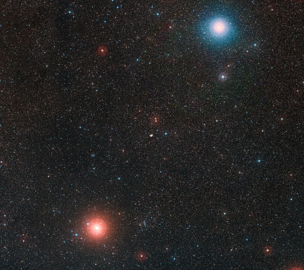 This image shows the sky around the location of NGC 2899, which is visible at the very center of the frame. This picture was created from images in the Digitized Sky Survey 2. (Courtesy of <a href="https://www.eso.org/public/images/eso2012c/">ESO/Digitized Sky Survey 2</a>)
