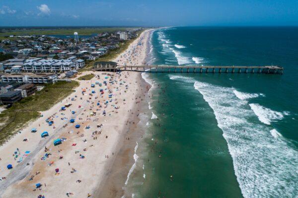 Beachgoers pack Wrightsville Beach, as Tropical Storm Isaias moves along the southeast coast, N.C., on Aug. 2, 2020. (Travis Long/The News & Observer via AP)