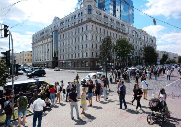 A view show a building where an unidentified man reportedly threatens to blow up a bomb in a bank branch, in Kyiv, Ukraine, on Aug. 3, 2020. (Gleb Garanich/Reuters)