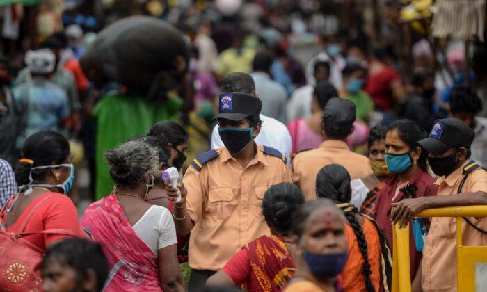 Virus Surges in India, Philippines; Melbourne Under Curfew