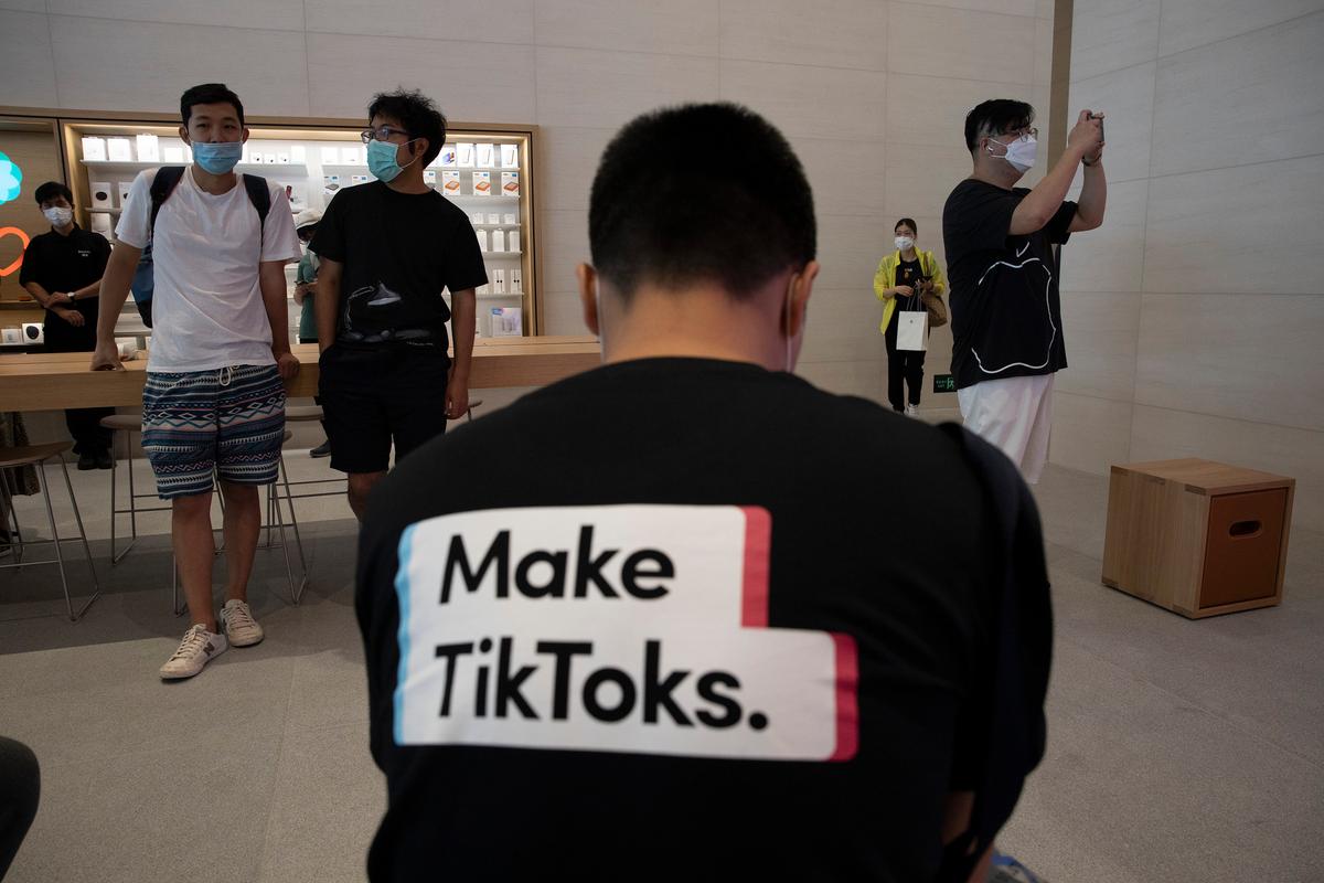 TikTok Whistleblower Says US Data Can Easily Be Accessed From China: Sen. Hawley