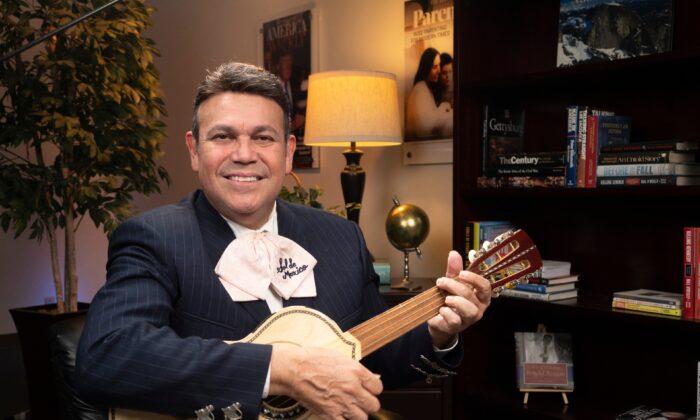 World-Renowned Mariachi Maestro Helps Latino Students Thrive in US
