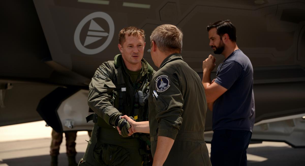 F-35 instructor pilot Lt. Col. Martin Tesli shakes hands with Bann upon arriving at Luke Air Force Base on June 29, 2017 (<a href="https://www.dvidshub.net/image/3532215/norways-seventh-f-35-arrival">Airman 1st Class Alexander Cook</a>/U.S. Air Force)