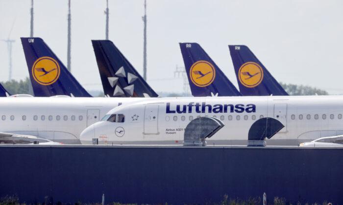 Lufthansa Plans Compulsory Lay-offs as Forecasts Travel Slump to 2024