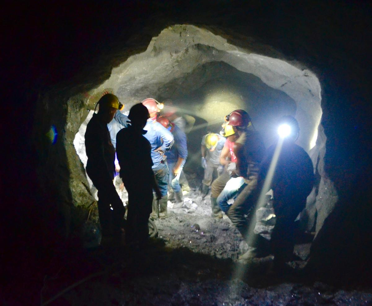 African miners at work, searching for tanzanite beneath Mount Kilimanjaro (<a href="https://commons.wikimedia.org/wiki/File:Searching_for_Tanzanite_beneath_Mt_Kilimanjaro.jpg">Africraigs</a>/CC BY-SA 4.0)