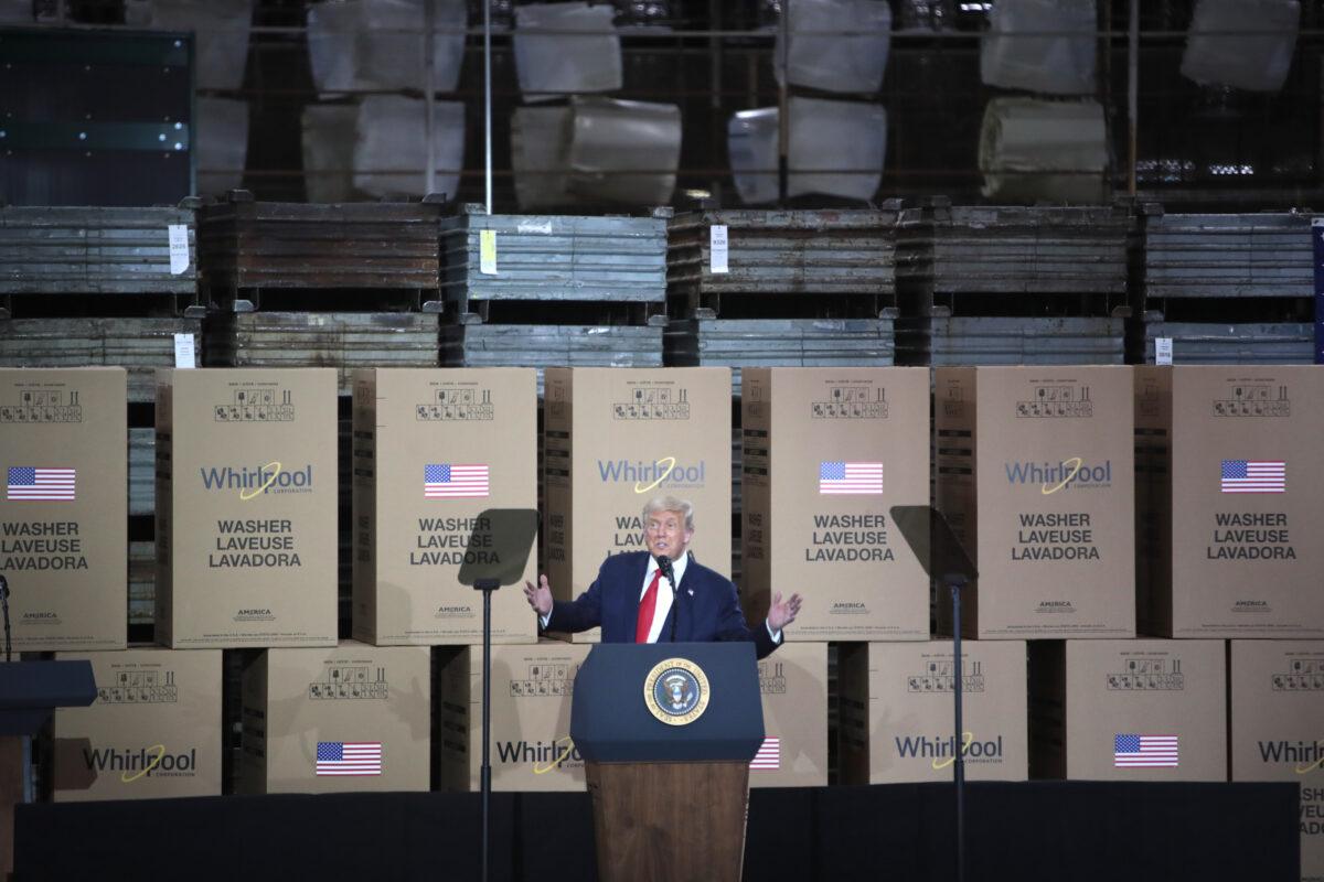 U.S. President Donald Trump speaks to workers at a Whirlpool manufacturing facility in Clyde, Ohio on Aug. 6, 2020. (Scott Olson/Getty Images)