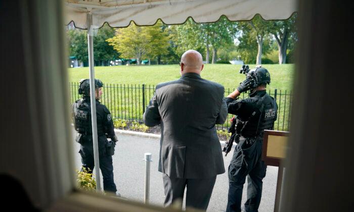 Secret Service Suspends 4 Officers Involved With Fake Agents