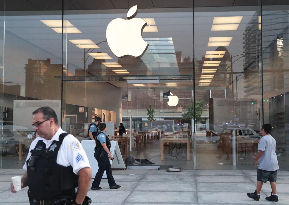 Police inspect an Apple store that was looted in Chicago on Aug. 10, 2020. (Scott Olson/Getty Images)