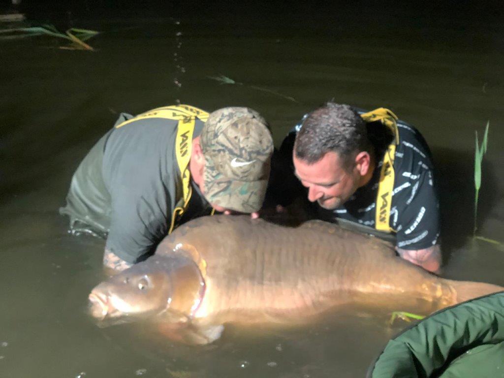 Davidson lifts the beast at Euro Aqua fishing club in Nemesvita, Hungary, on May 9, 2019. (Courtesy of Martin Davidson)