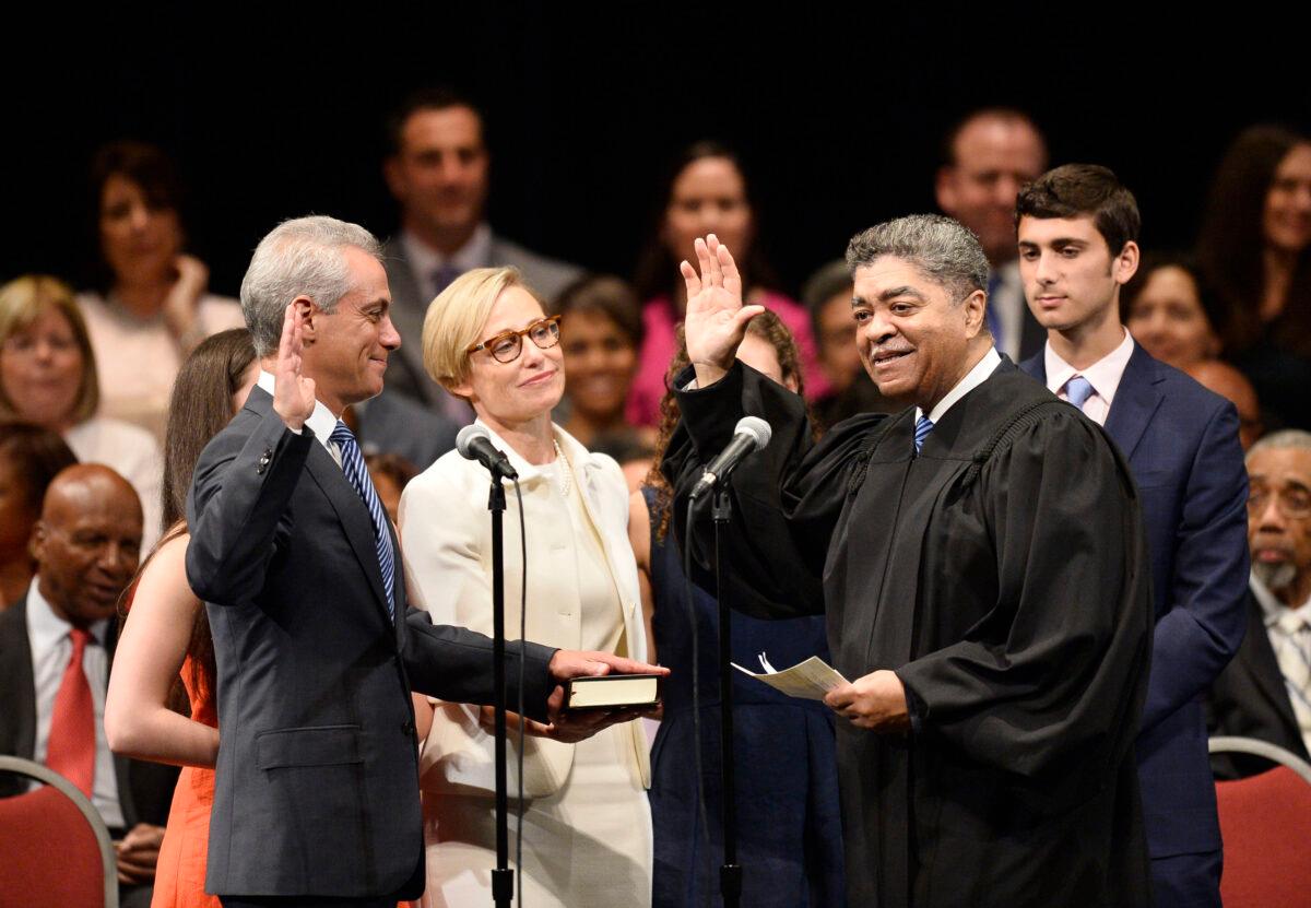 Circuit Court Chief Judge Timothy Evans, second from right, swears in then-Chicago Mayor Rahm Emanuel in Chicago on May 18, 2015. (Brian Kersey/Getty Images)