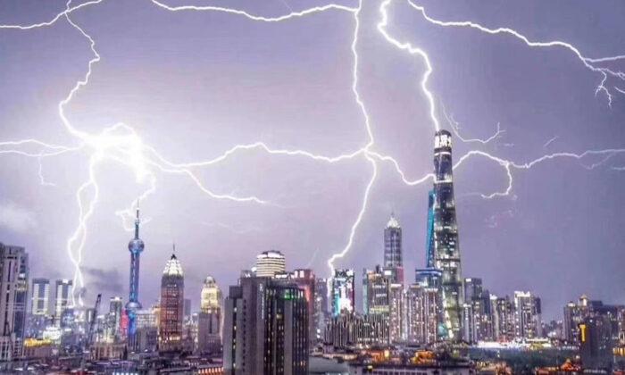 Shanghai’s Oriental Pearl TV Tower Struck by Lightning