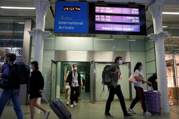 Passengers wearing protective face masks arrive from Paris at the Eurostar terminal at St Pancras station as Britain imposes a 14-day quarantine on arrival from France from Saturday amid the CCP virus pandemic, in London on Aug. 14, 2020. (Reuters/Peter Nicholls)